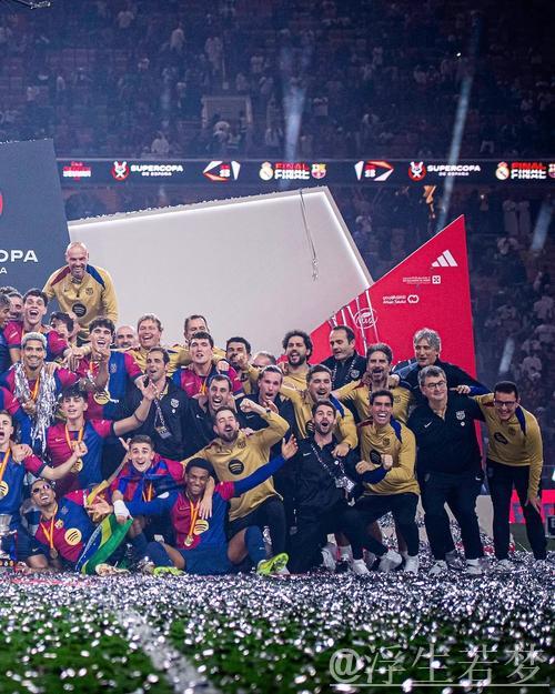 巴萨全队泡澡狂欢：18场不败创纪录+少赛一场力压皇马 弗里克荣登神坛